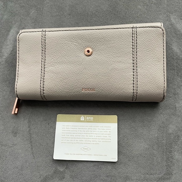 New with Tags Fossil Wallet with Rose Gold Studs - Picture 6 of 8